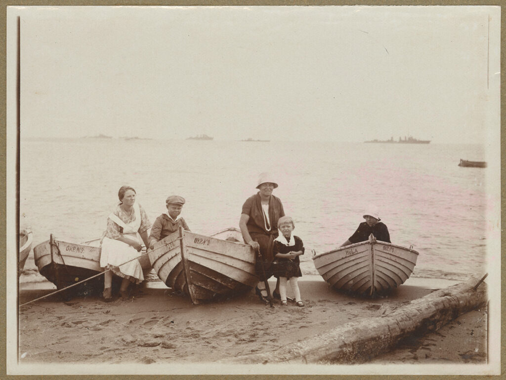 Fotografia, Rodzina Tadeusza Wendy z gosposią nad brzegiem morza w Gdyni, 1927, papier, ze zbiorów prywatnych