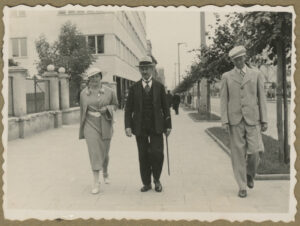 Fotografia, Tadeusz Wenda z córką Marią i synem Januszem na ulicy 10 lutego w Gdyni, 1936-1937, papier, ze zbiorów prywatnych