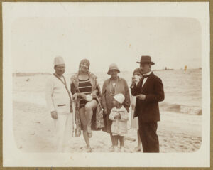 Fotografia, Tadeusz Wenda z rodziną i znajomymi na gdyńskiej plaży, lato 1928, papier, ze zbiorów prywatnych