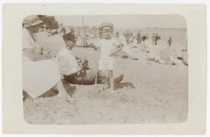 Fotografia, Żona Tadeusza Wendy Halina oraz synowie Janusz i Jerzy na plaży pod Kamienną Górą, 12 sierpnia 1929, papier, ze zbiorów prywatnych.