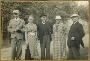 Fotografia, Janusz i Tadeusz Wenda z rodziną w lesie, 1930-1935, papier, ze zbiorów prywatnych