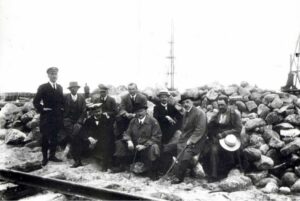 Fotografia, inżynierowie budujący Port Tymczasowy w Gdyni (Tadeusz Wenda trzeci od prawej), 1922-1923, negatyw szklany, ze zbiorów Muzeum Miasta Gdyni, sygn. MMG/HM/II/1541/5